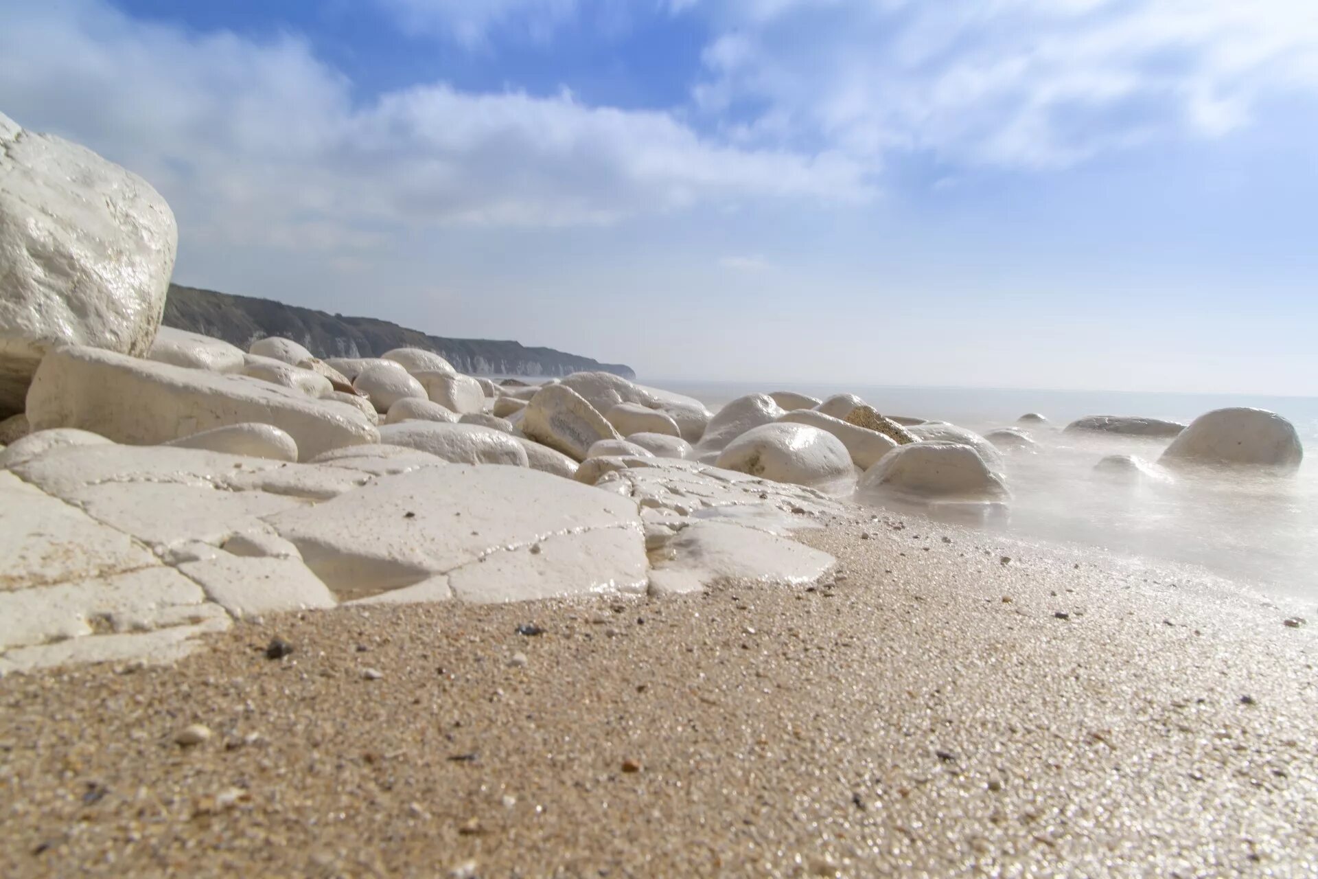 Белые камни где находится. Пляж с белыми камнями. Белый камень. Каменный песок. Белый каменный пляж.