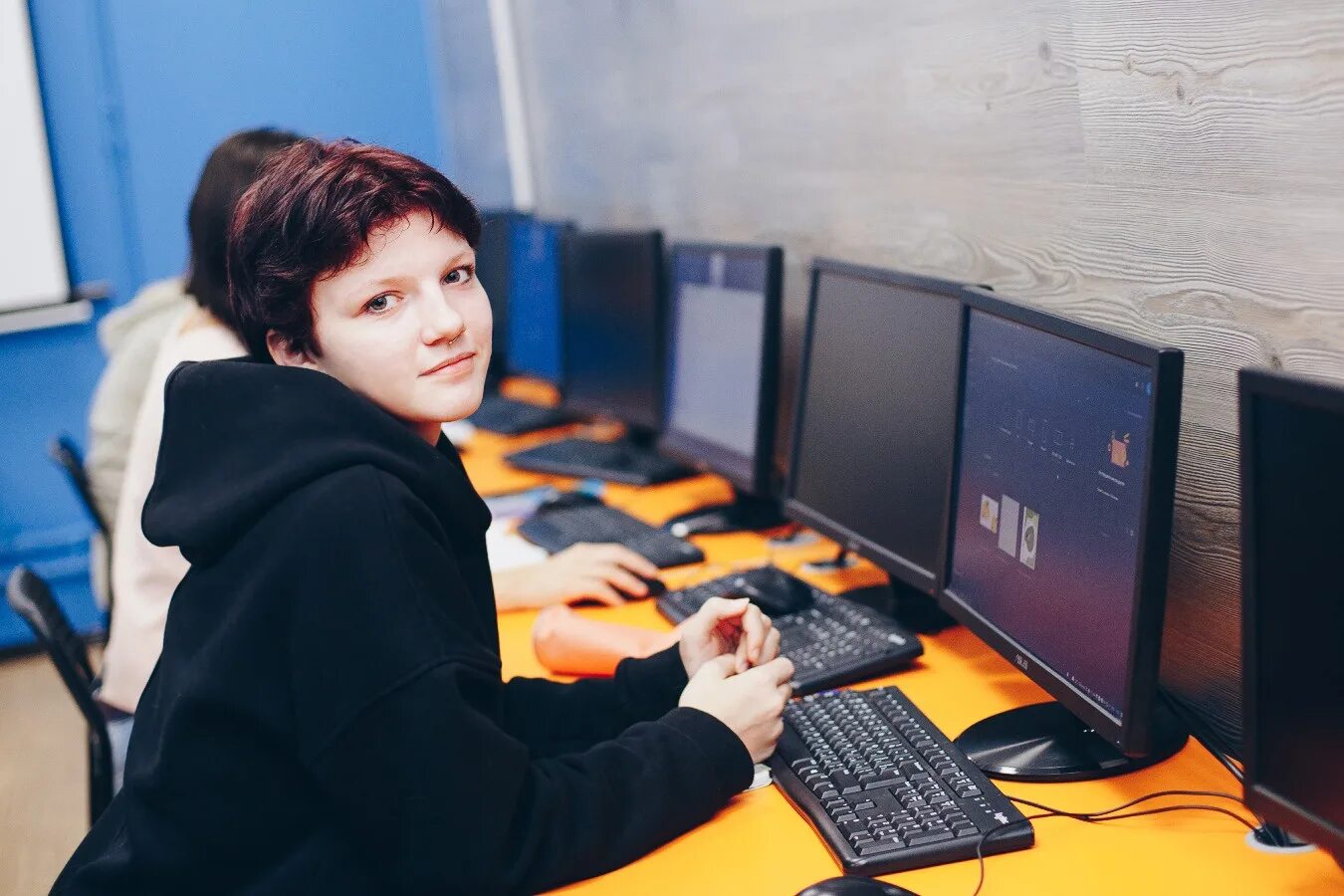 Ит специалист. Компьютерная айти академия top. Студент программист. Студент программист. Программист колледж.