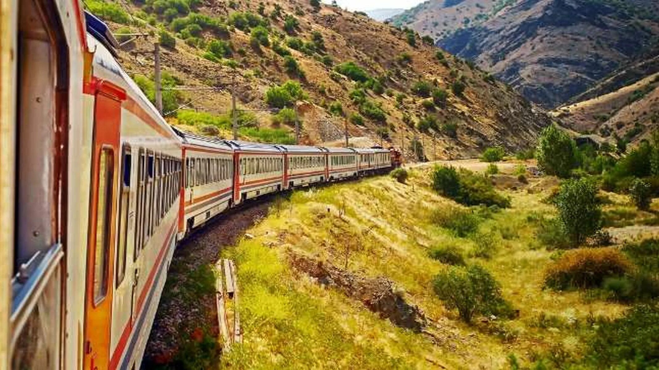 Путешествие на поезде. Поезда в Турции. Железная дорога в Турции. Турецкая железная дорога в горах.