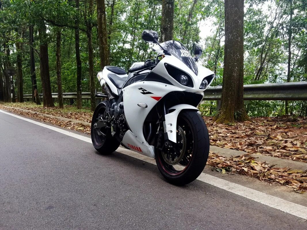Ямаха р1. Yamaha r1 2011. yamaha yzf r1 2011. ямаха р1 белая. yamaha r1 белый.