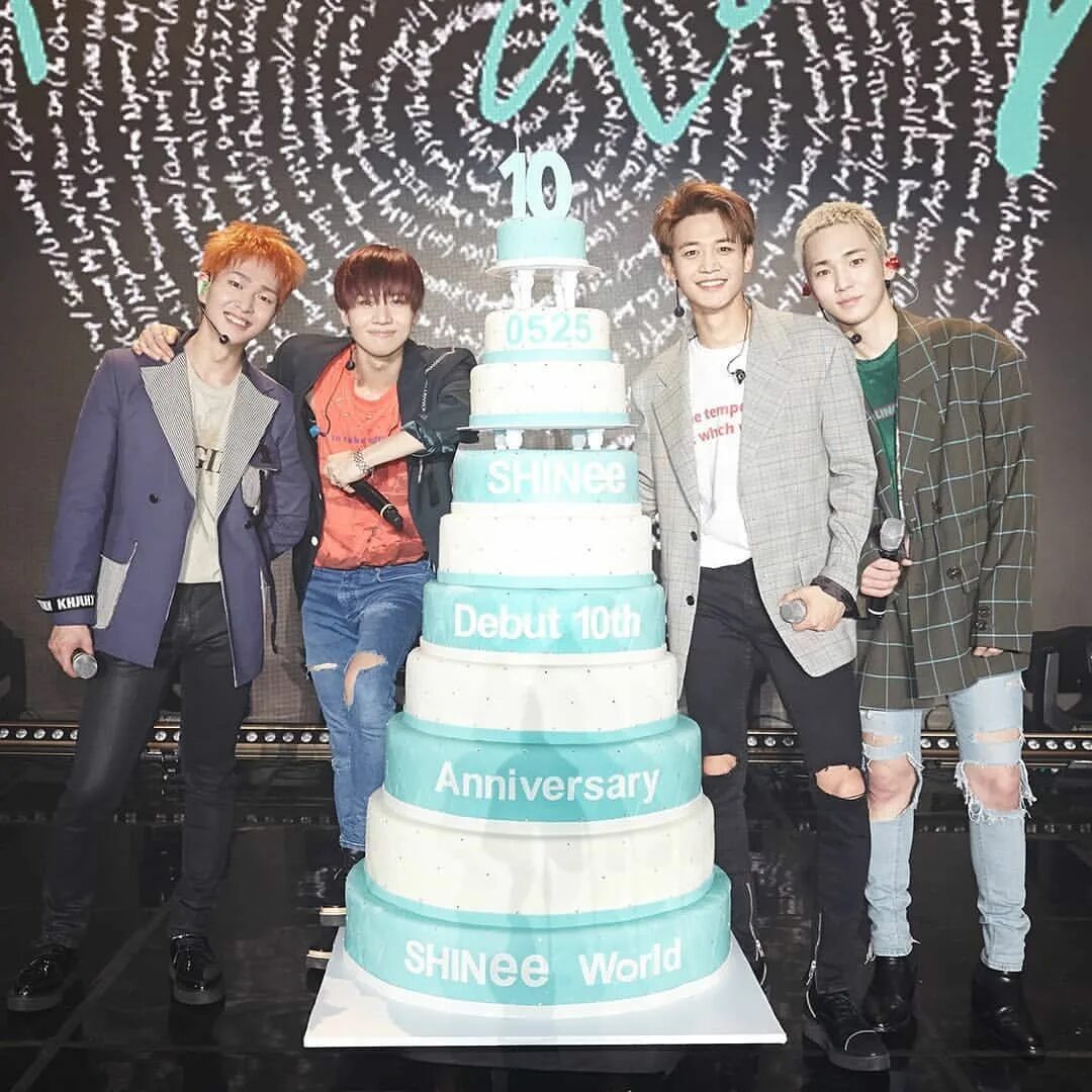 Торт с k-pop группами. Торт в стиле к поп. Торт для арми bts bt21. Торт kpop. Торт в стиле k-pop.