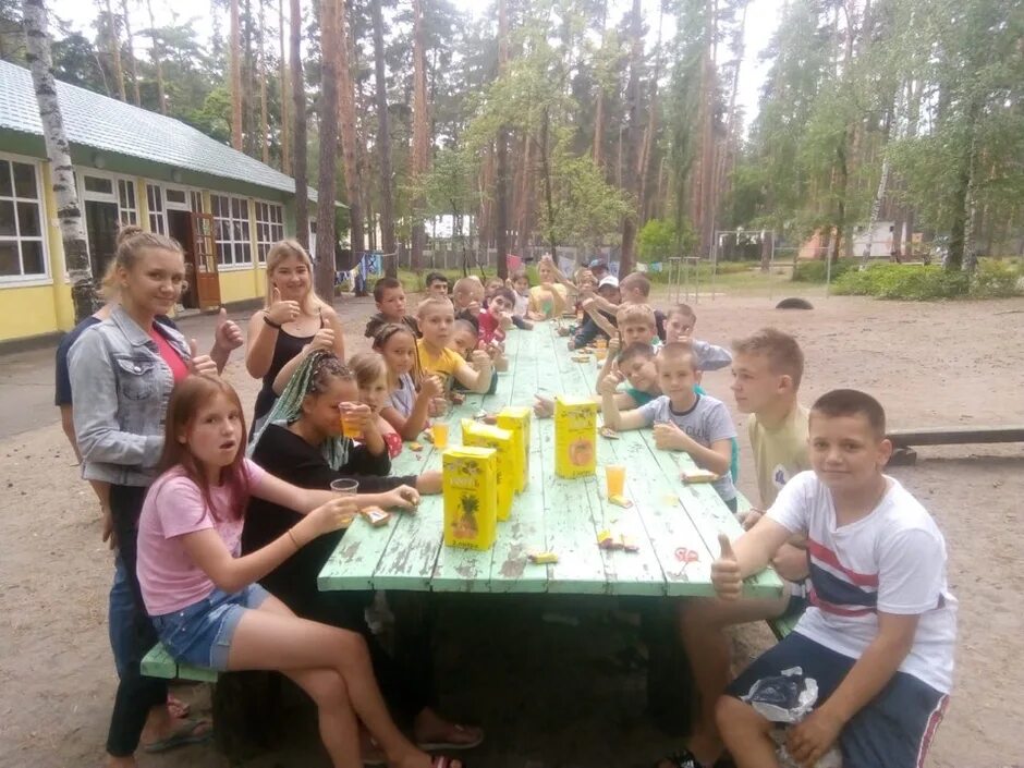 лагеря в тульской области на лето 2022. детский летний лагерь. детский лагерь лето. праздник в лагере. дети в лагере.