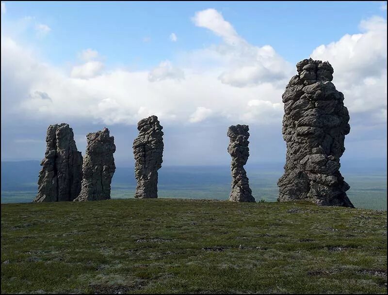 Знаменитые памятники природы. Плато Маньпупунер. Столбы выветривания в Коми. Каменные столбы Маньпупунер. Мань-Пупу-нёр столбы.