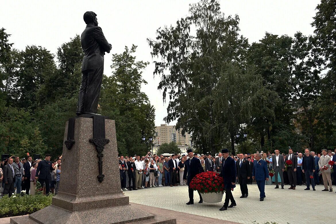 Памятник в сквере у филармонии. Пушкину. Парк возле филармонии казань. Памятник в сквере у филармонии. Памятник в сквере у филармонии.