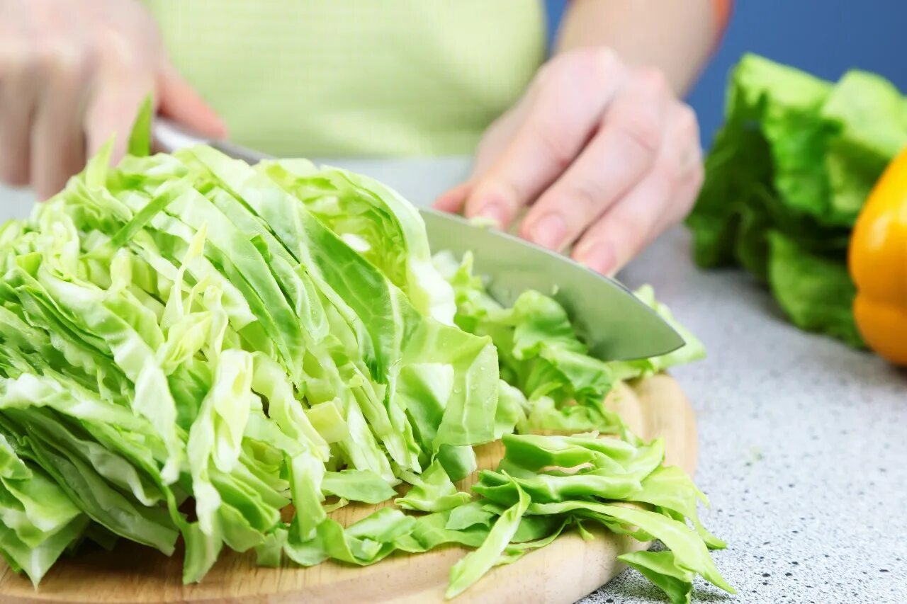 Можно ли капусту вечером. Cabbage Chops. Капустная диета. Капуста при похудении. Рубить капусту.