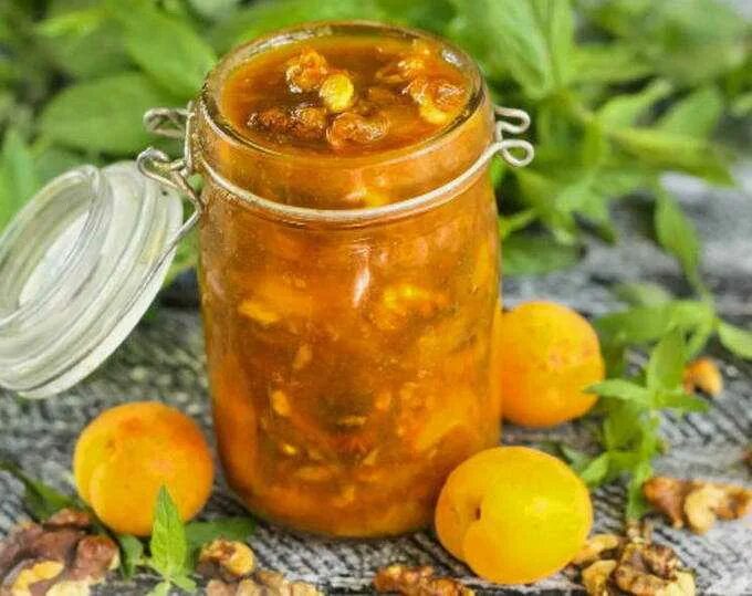 Вкусные рецепты из абрикосов на зиму. Абрикосовое варенье с грецкими орехами. абрикосовое варенье с орехами. варенье из абрикосов с грецким орехом. варенье из абрикосов фото.