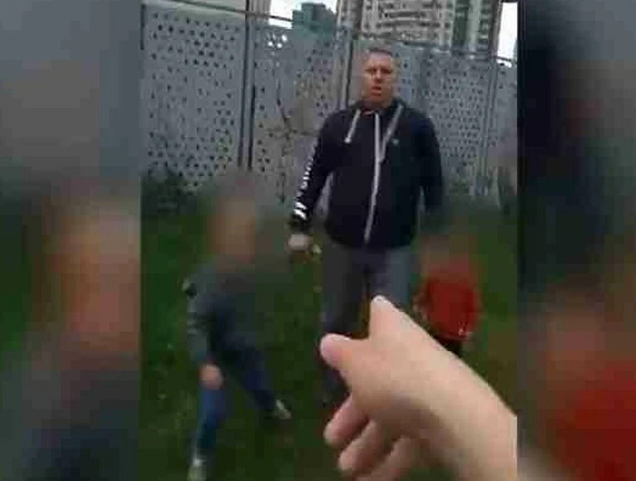 Мужчина набросился на ребенка на детской площадке. Напал на детей на площадке отец. Нападение на мужчину с ребёнком в новой Москве.
