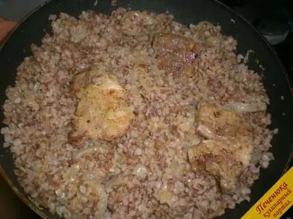 Куриное филе с гречкой на сковороде