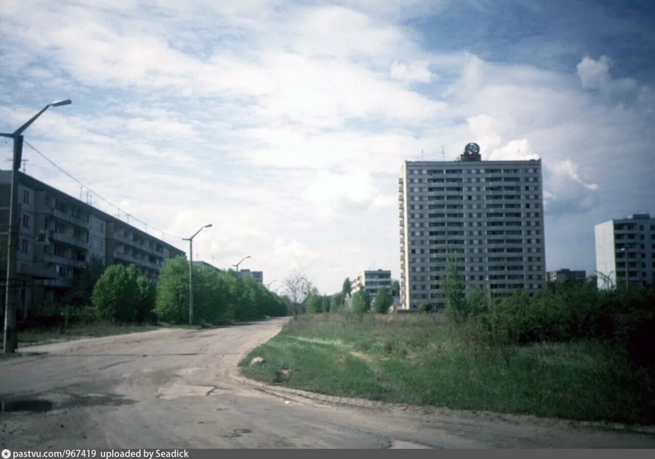 Дом правительства рф 1993. Нахабино 1995. Льва толстого 2 москва. Белый дом после обстрела 1993 года. Белый дом в москве 1994.