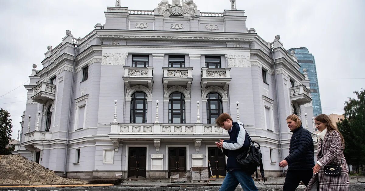 Сквер за театром оперы и балета Екатеринбург. Оперный театр Екатеринбург руководители. Оперный театр Екатеринбург около Исети. Директор оперного театра Екатеринбург. Дни театра екатеринбург