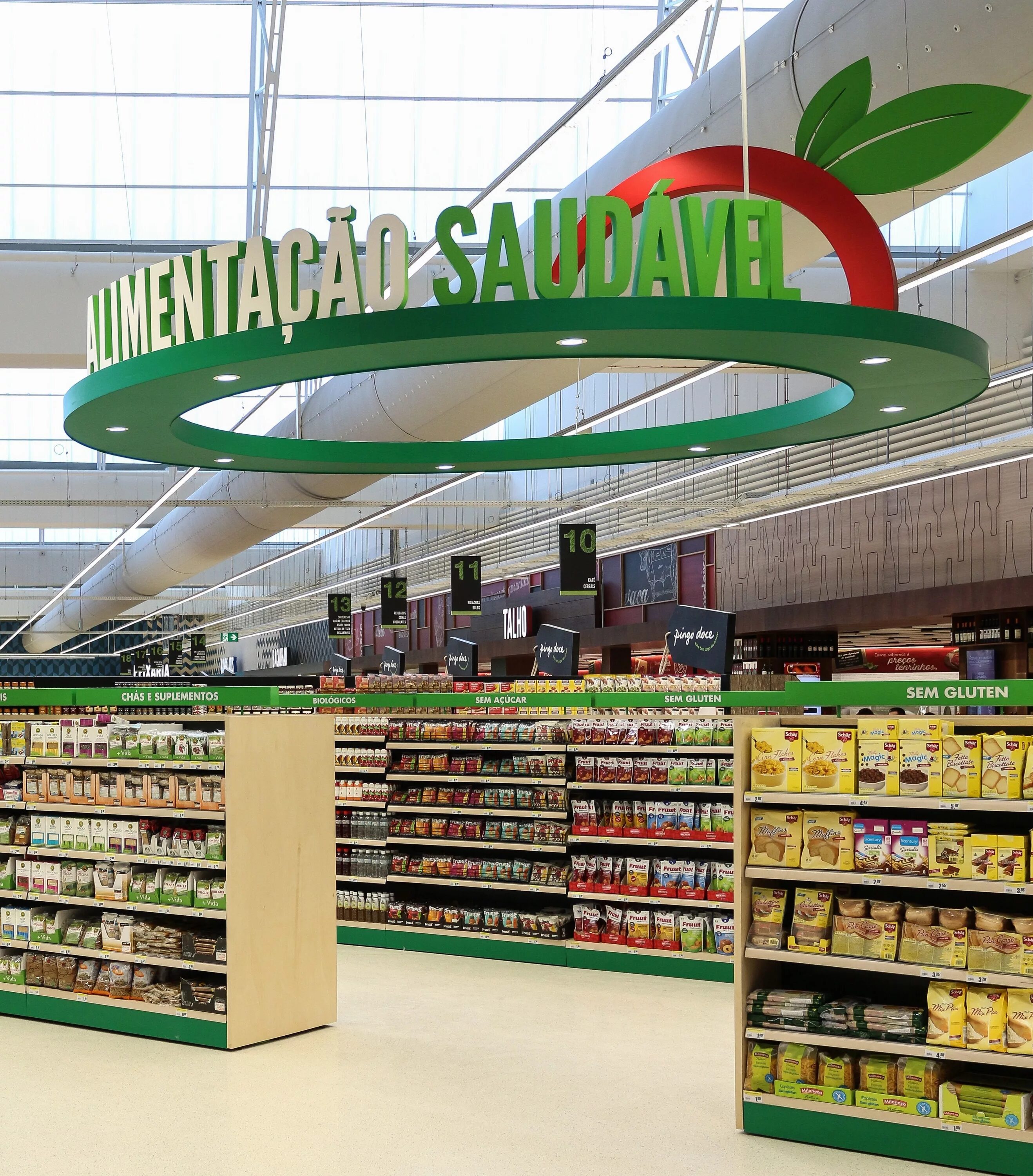Наименование магазина продуктов. Продуктовый магазин вывеска дизайн. таблички в продуктовом магазине. название магазина продуктов. креативные вывески продуктовых магазинов.