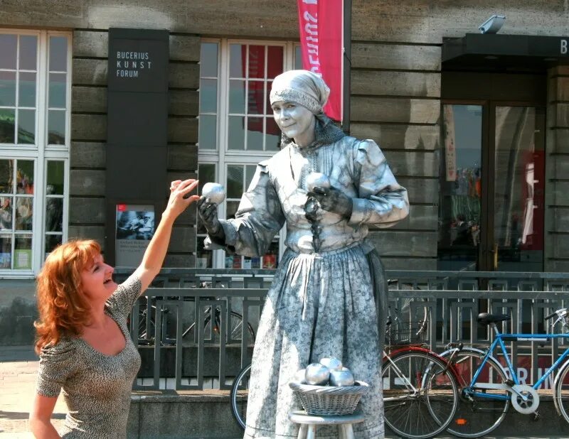 Мимо живой. Собака на улице в толпе. Безразличие к человеку. И снова тапком и снова мимо. Проходящие люди.