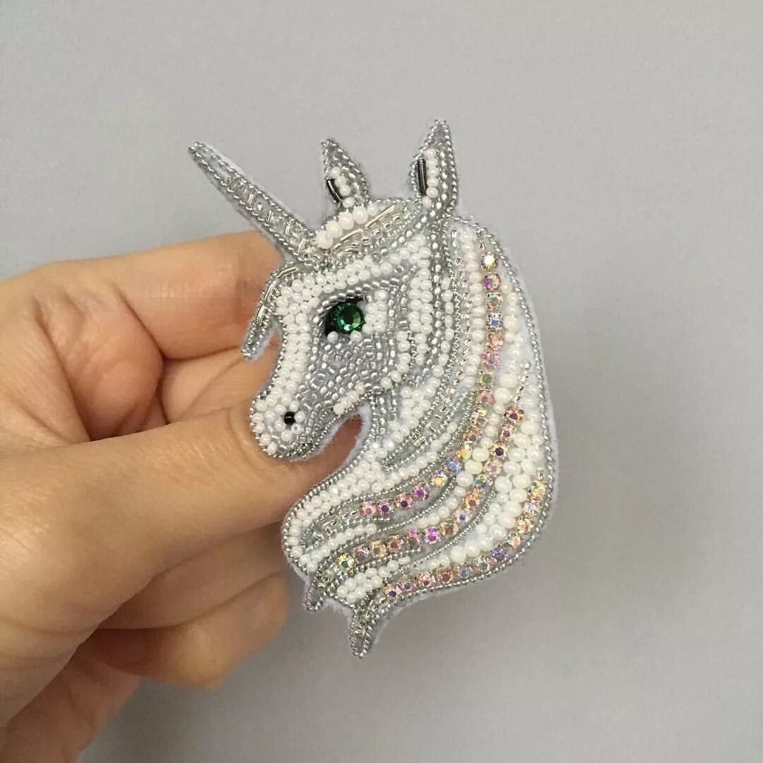 Брошь единорог из бисера. Единорог из бисера. Брошь единорог бисер. Единорог из бисера. Брошь из бисера единорожка.