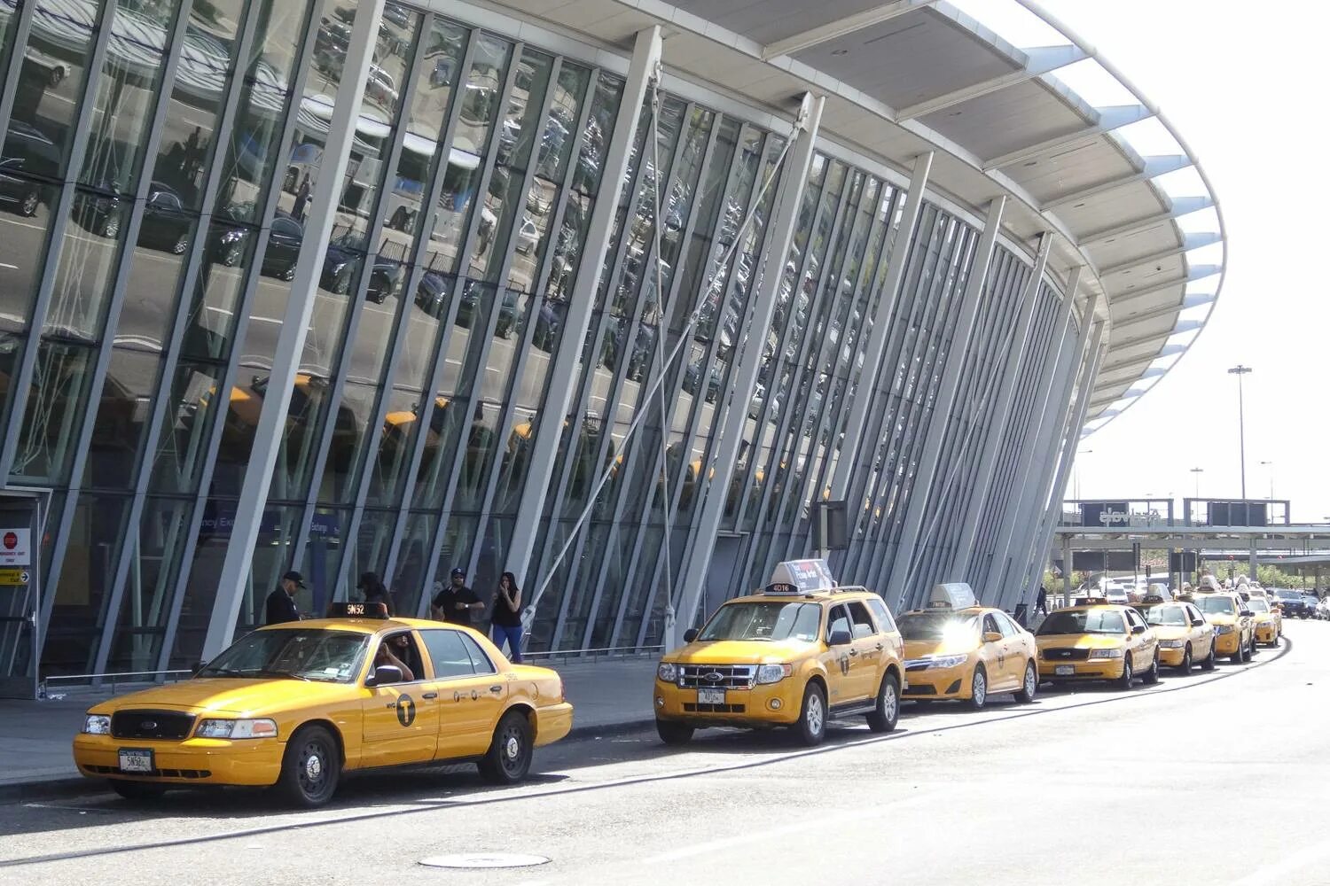 Аэропорт транспорт такси. JFK аэропорт такси. Аэропорт Нью-Йорка. Такси в аэропорту Нью-Йорка. Аэропорт Джона Кеннеди такси.