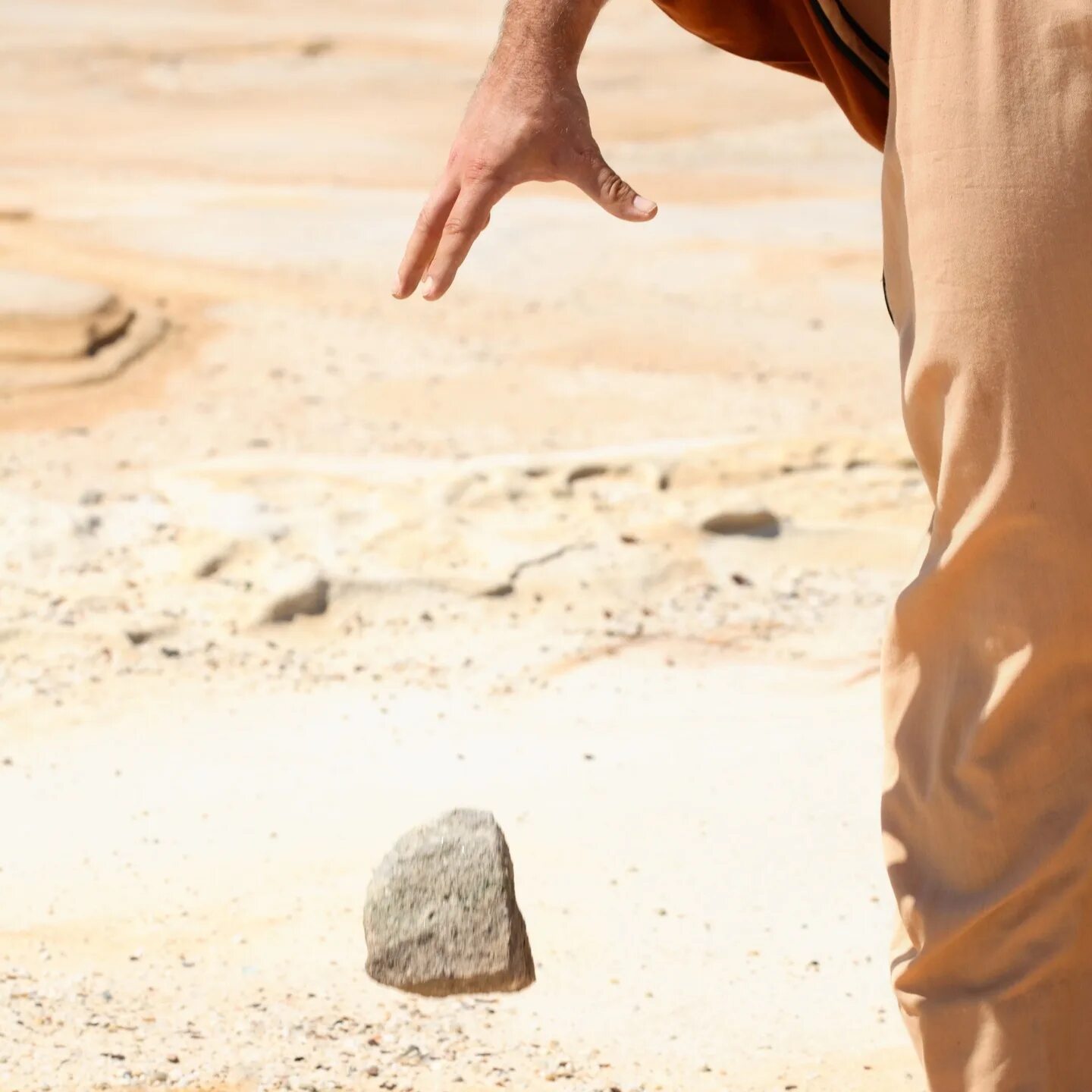 Рука держит камень. Человек бросивший камень камень брошенный человеком. Кидает камень. Рука кидает камень. Человек бросивший камень камень брошенный человеком.