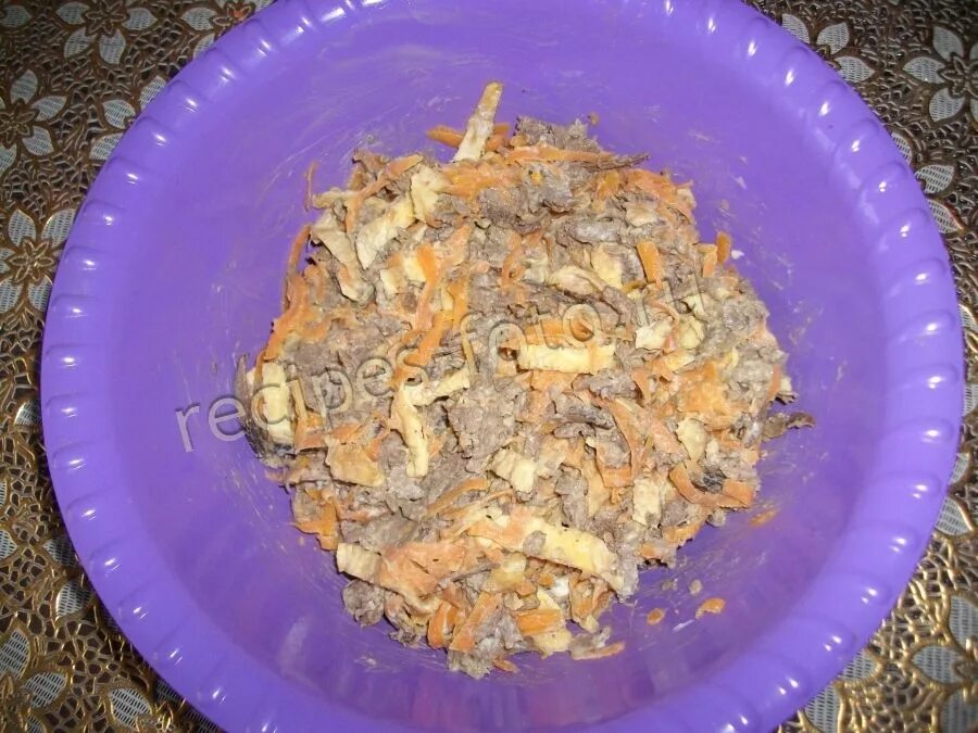 салат с печенью говяжьей и морковью и луком. салат из печени свиньи. вкусный салат с печени. салат из печени свиной. салат обжорка с печенью и солеными огурцами.