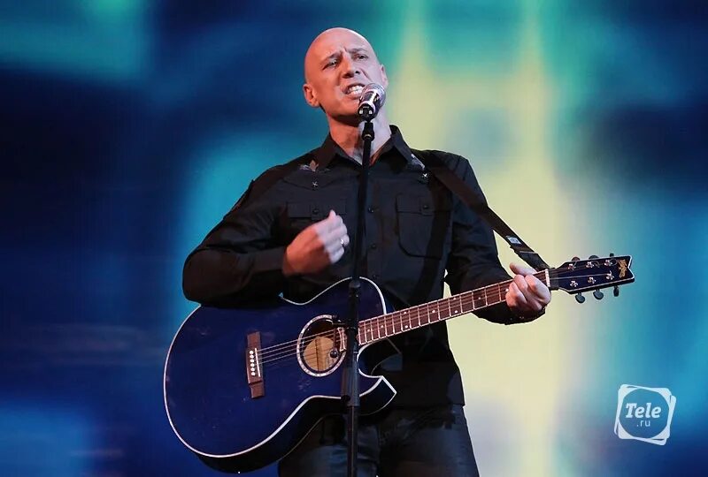 ютуб песня даже. ютуб песня даже. лысый денис майданов. девушка с микрофоном. песни ютуб песни.