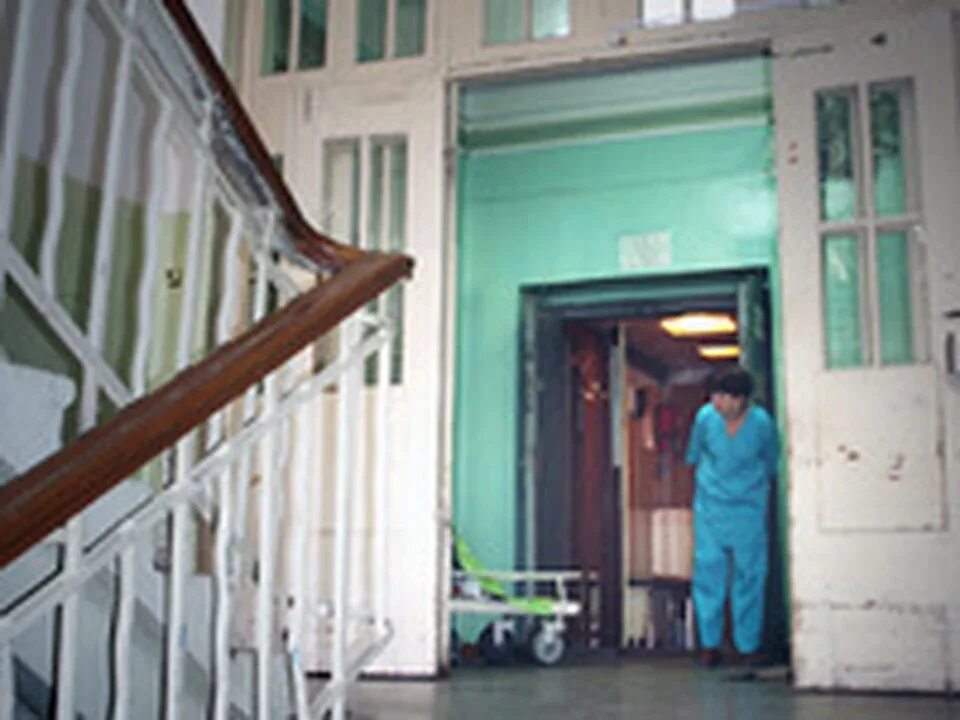 Что такое госпитализация в больницу. Работа лифтером в больнице. Работа лифтером в больнице. Фотосессия в отеле в лифте. Лифт в больнице.