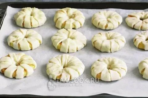 Колечко из яблок в тесте