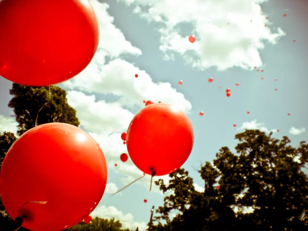 Видео красных шаров. Воздушные шары Эстетика. Красные шарики открытка. Разноцветные шары Эстетика.