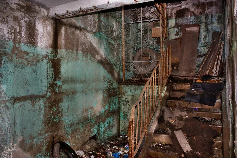 Лестничная клетка в подъезде. Жуткий подъезд. Грязный подъезд. Жуткий подъезд. Подъездные лестницы.