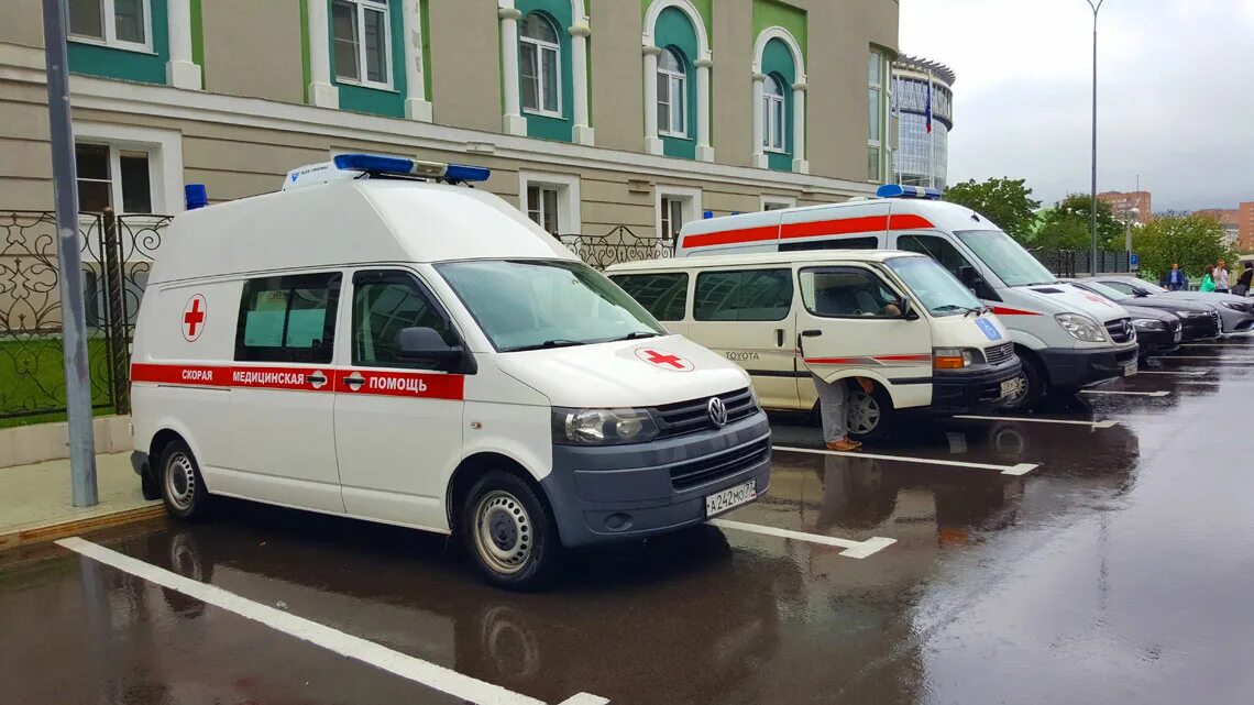 Платные реанимобили свой дом. Автомобиль скорой помощи. Частной скорой помощи. Частные скорые помощи. Машина частной скорой.