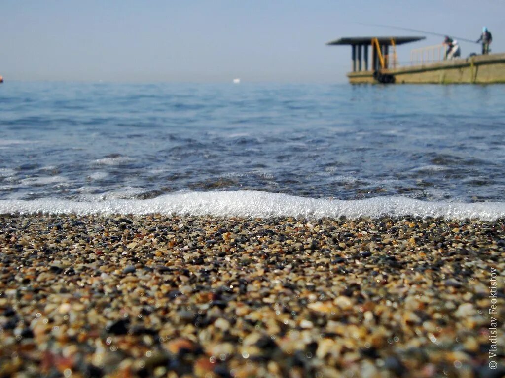 Вода в сочи в октябре. Sochi Russia Beach. Сочи в октябре фото. Фото пляжа Сочи октябрь месяц. Россия фото вертикальное Сочи пляж.