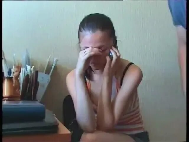 Подготовка к фотосессии. Младшая сестра на кухне. Красивые девушки на вебкамеру. Жена стесняется камеры. Маленькая перед вебкой.