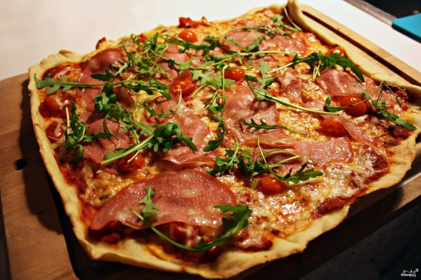 Домашняя пицца без колбасы. Пицца с колбасой. Пицца с вареной колбасой и сыром. Пицца с копченой колбасой. Пицца итальянская с колбасой.