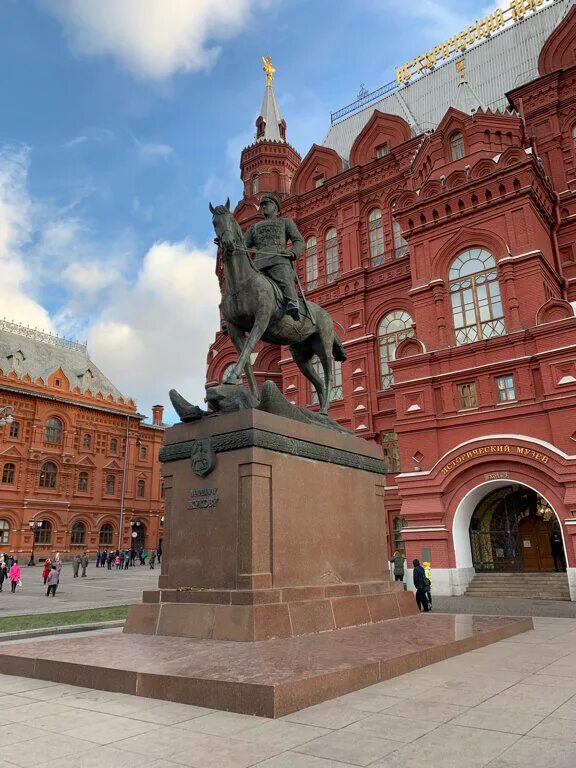 И. Памятник на соборной площади во владимире. Минск обелиск победы. Памятники вокруг кремля в москве. Обелиск на площади победы в минске.