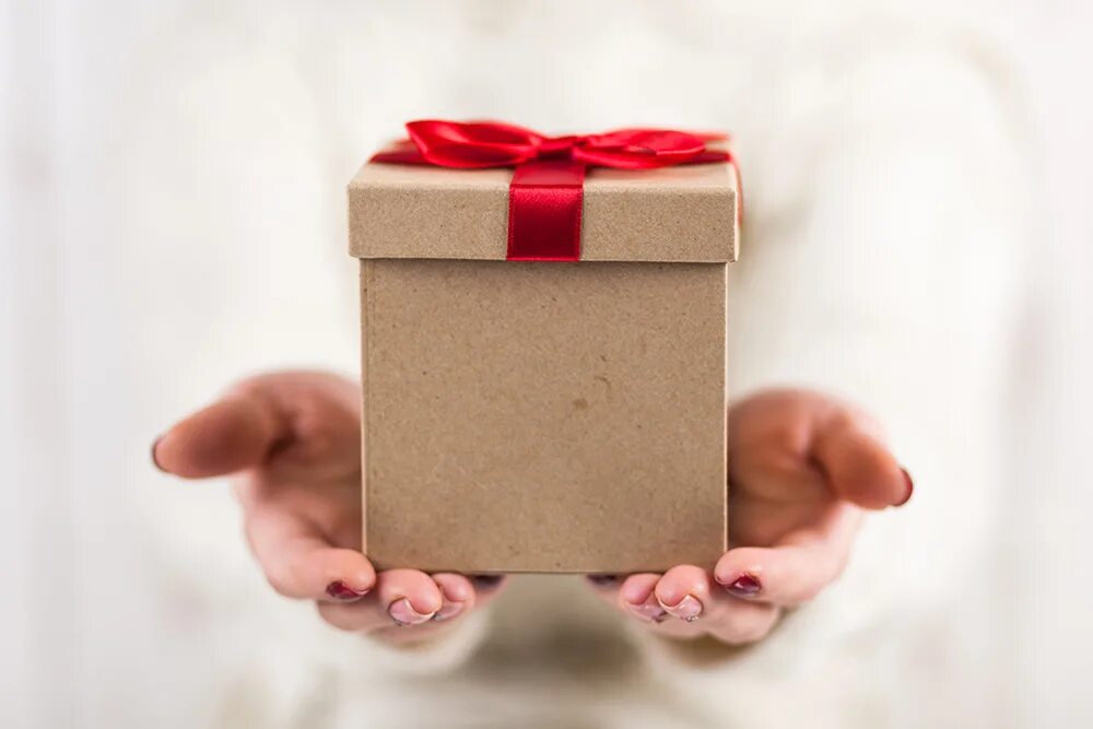 Подарок в руках. Подарочная коробка "руки". Коробка в руках. Руки протягивают подарок. Сюрприз с ногами