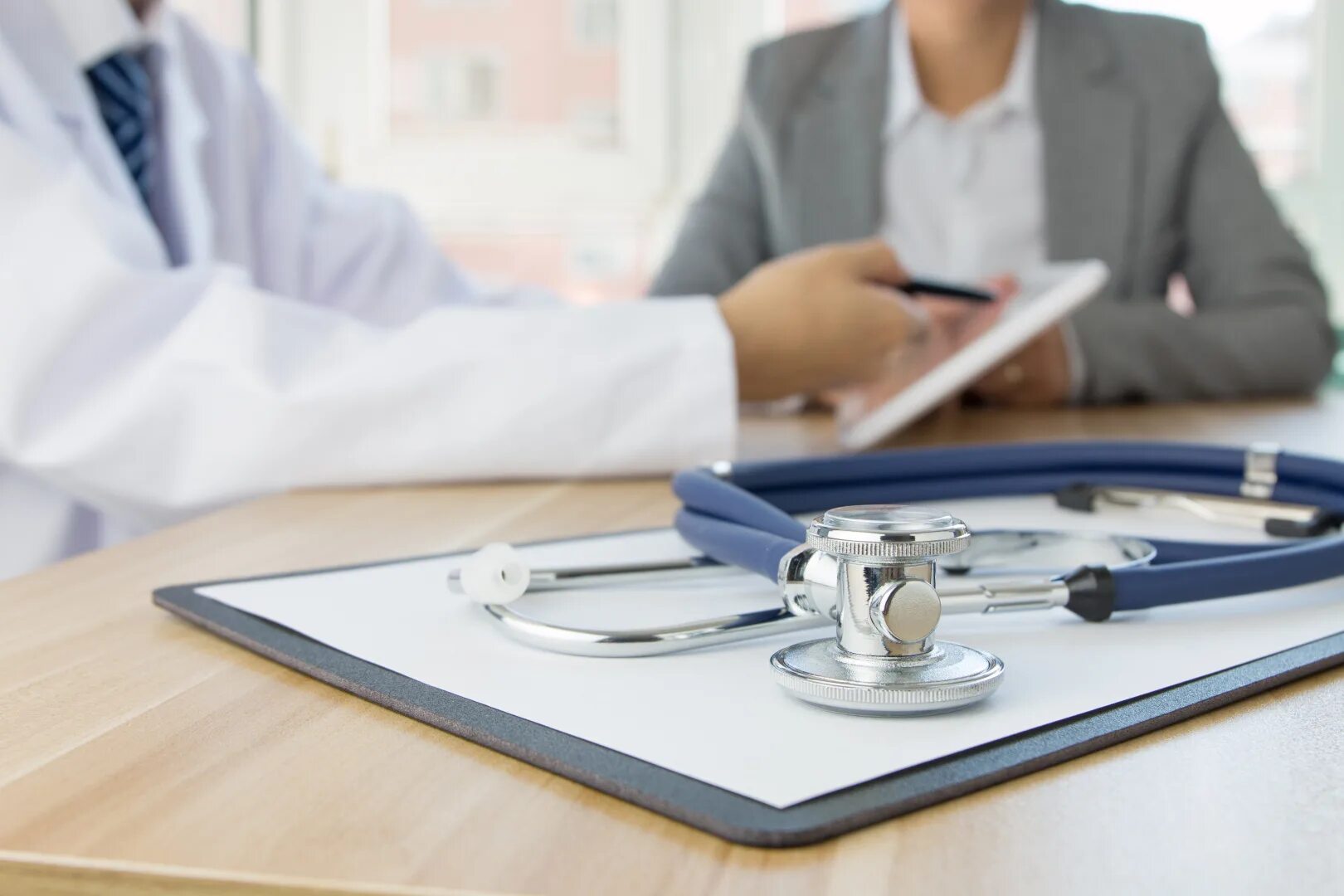 Медик с компьютером. Роструд больничные. Врач заполняет больничный лист. Роструд больничные. Временная нетрудоспособность отпуск.