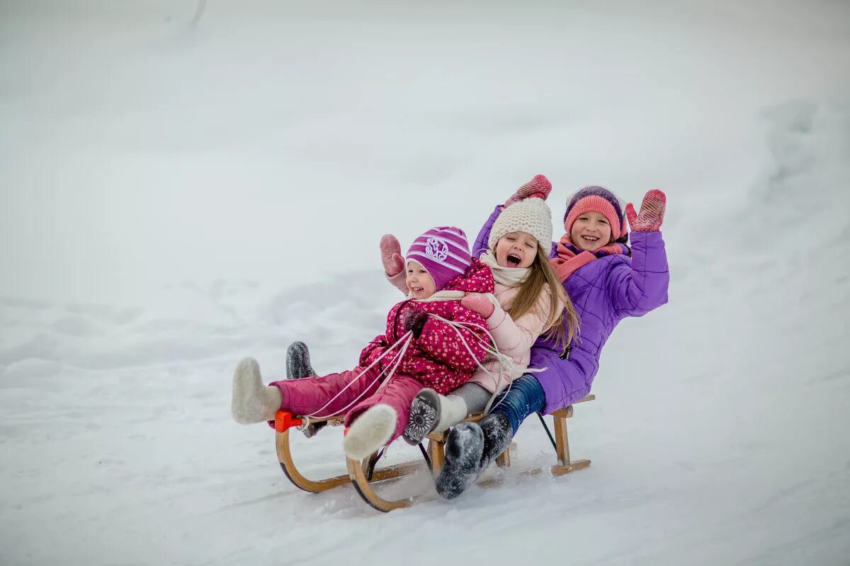 мальчик на санках. зима для детей. картинка дети на санках зимой. детство сурикова. зимние развлечения.