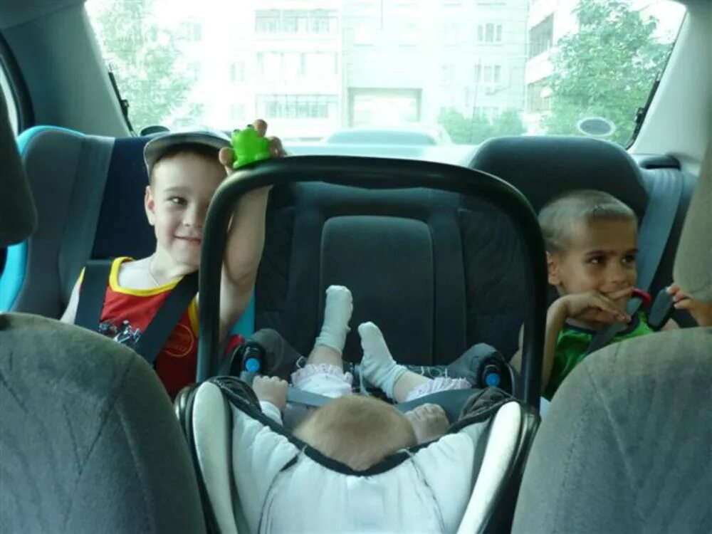 Автокресло на троих. Три автокресла в машине. Три детских кресла на заднем сиденье. Детское кресло для двоих. 3 детей призовут ли