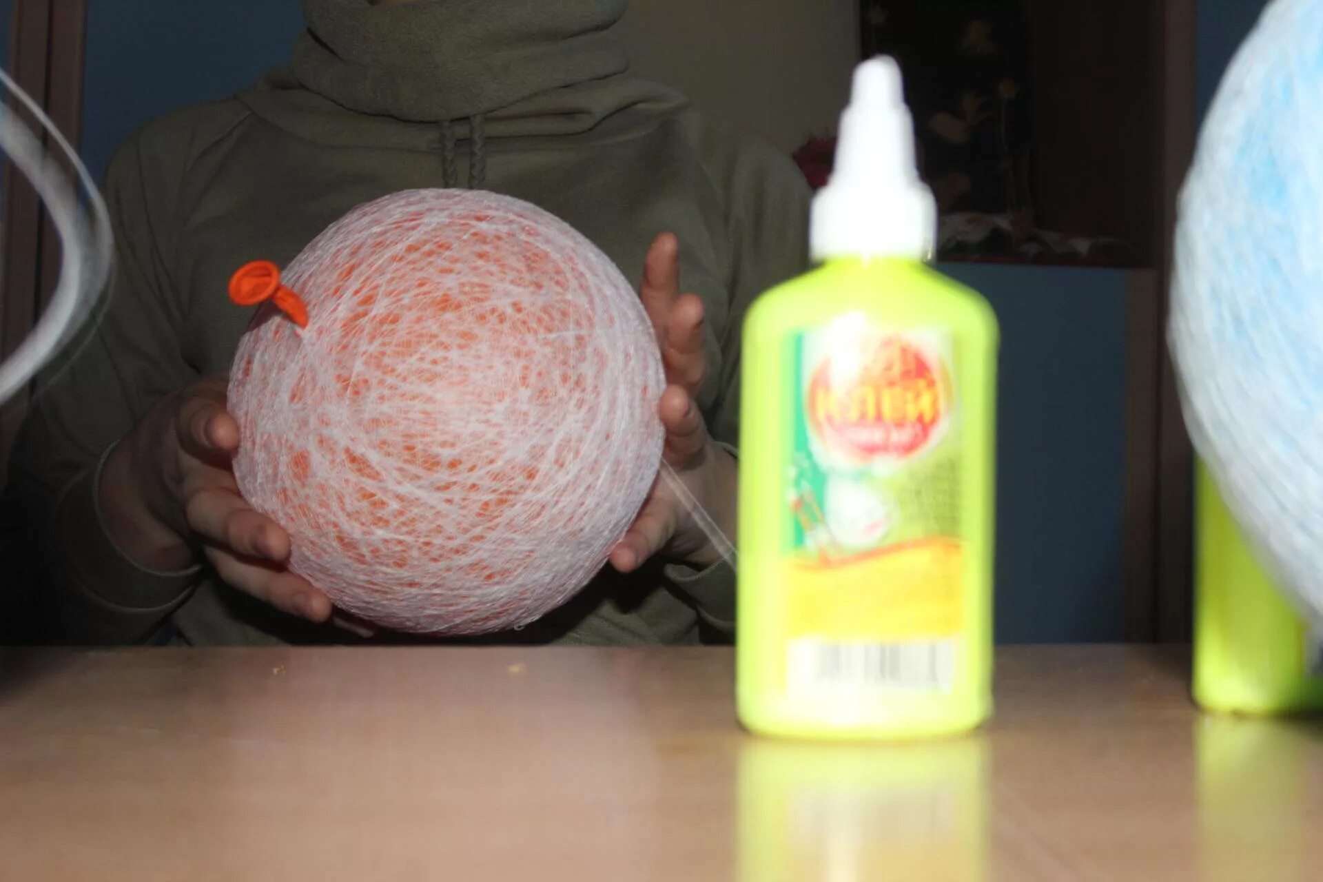 шар обмотанный нитками. шары из ниток. клей пва проткнутый ниткой. шарик с нитками поделка. шар с нитками и клеем.