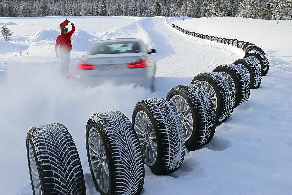 Зимние колеса. Покрышка автомобильная. Резина. Зимняя шина для автомобиля.