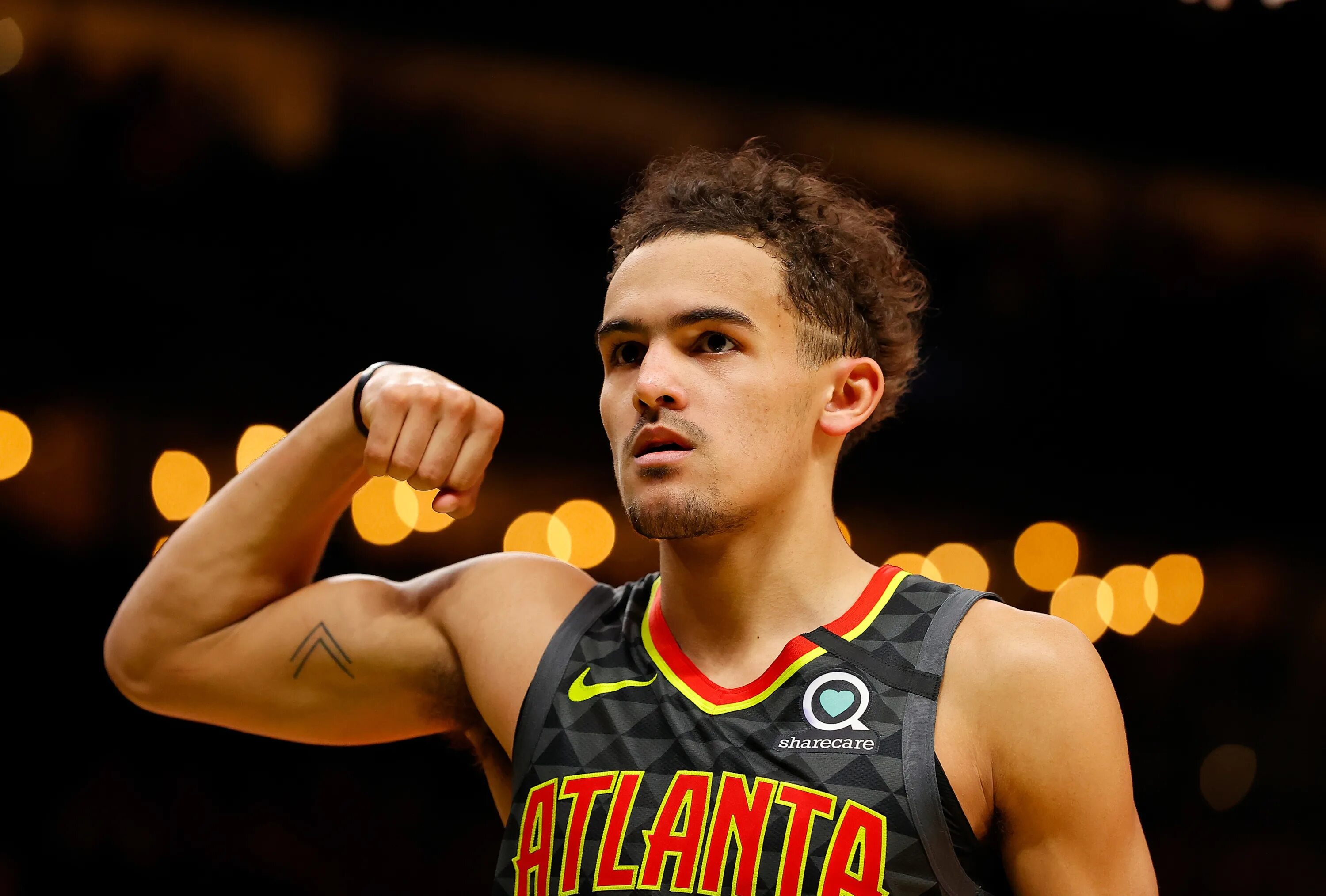 Trae young баскетболист. Trey Jang. Дзан Янг! Эрлих. Trae young обои.