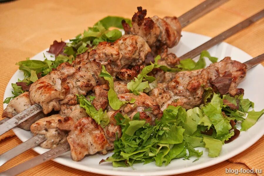 Красивый шашлык. Мясо в маринаде. Блюдо стекло прямоугольное. Шашлык из свинины. Шашлык из индейки маринад.