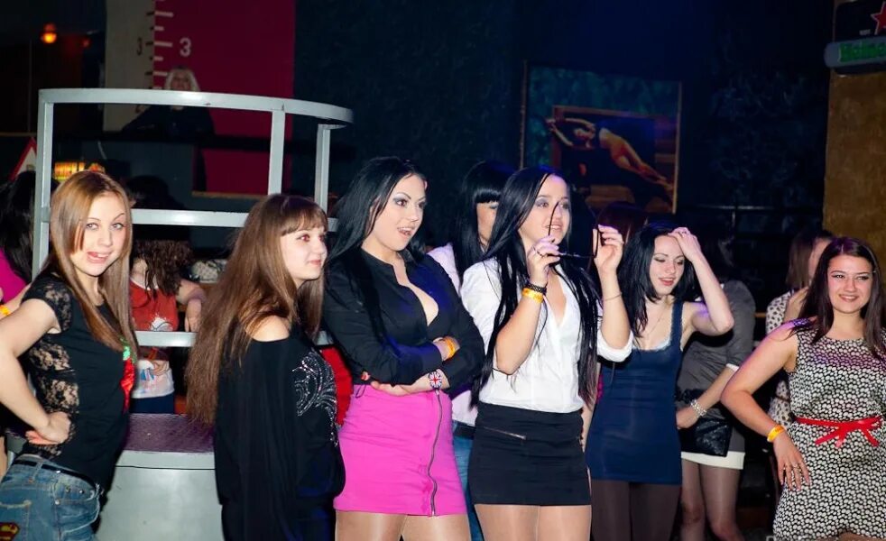 Голодная утка москва кузнецкий мост. Hungry club. Бар хангри дак москва. Голодная утка москва. Hungry club.