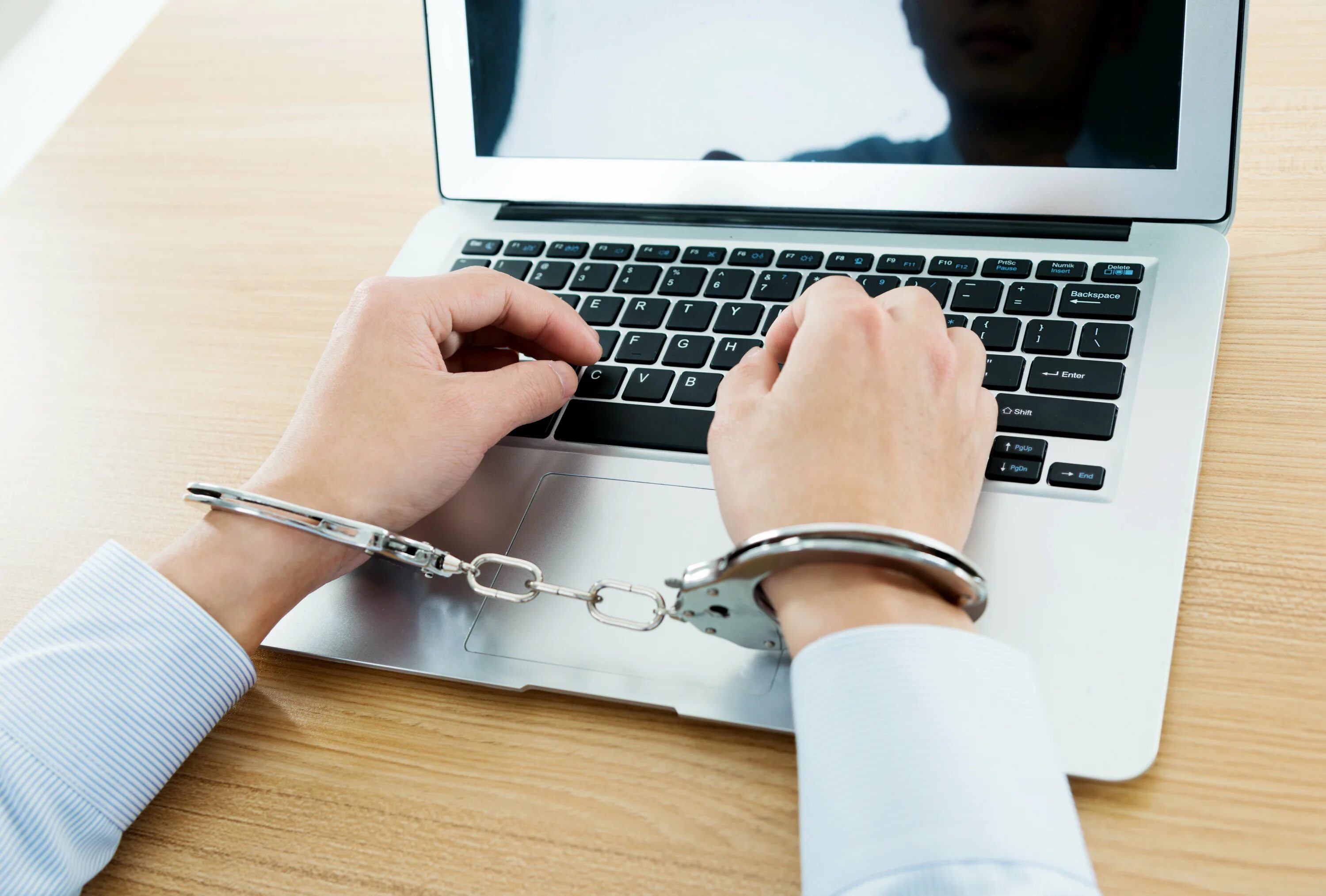 Угроза распространения информации. Ответственность за распространение ложной информации. ложная информация в интернете. распространение информации в интернете. незаконный контент.