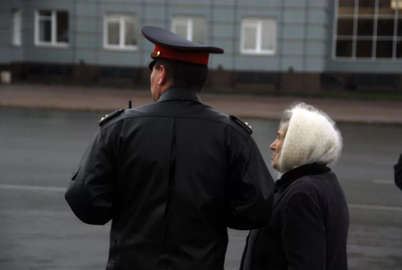 Бабушка полицейский. Старуха в милиции. Пенсионерка в полиции. Старушка и полиция. Участковый угрожает