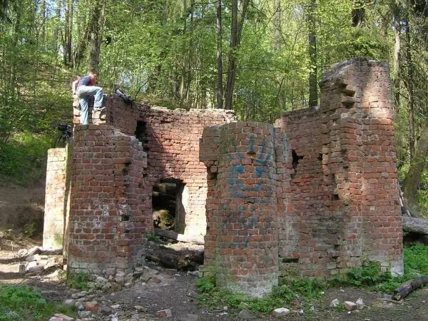 Шуваловский парк усадьба Парголово. Шуваловский парк руины. Туфовая арка Шуваловский парк. Каменная скамья Шуваловский парк. Стар парнас