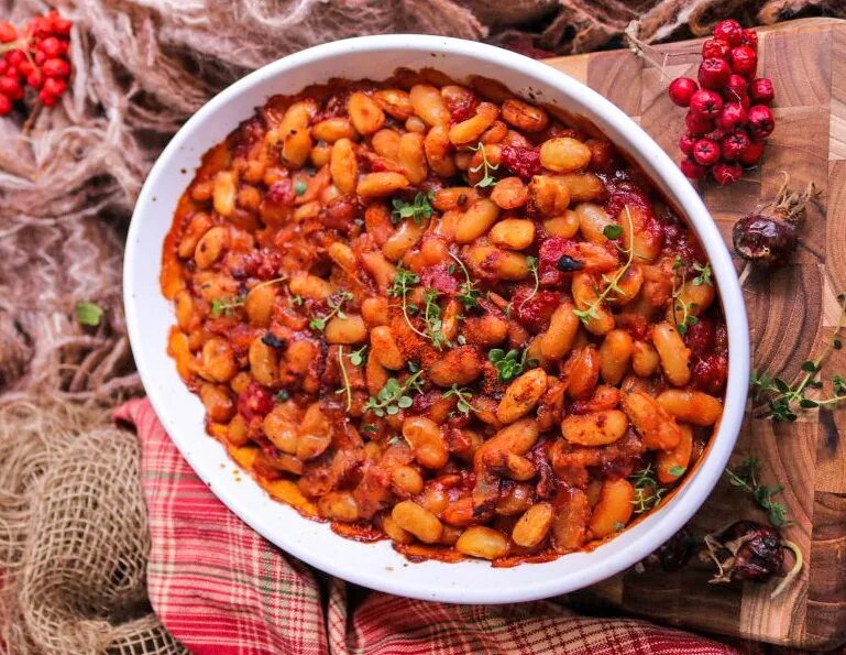 Печеная фасоль в соусе. Фасоль печеная с овощами. Фасоль запеченная в томатном соусе. Фасоль с овощами в томатном соусе. Фасоль запечённая с овощами в томатном соусе.