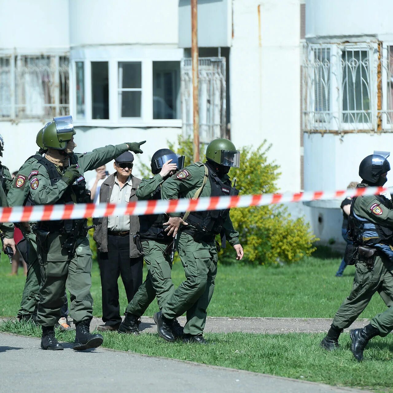 Гимназия 175 Казань стрельба. ОМОН В школе. Стрельба в Казанской школе. Вооруженное нападение в Казани.