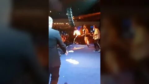 Выбежал на сцену