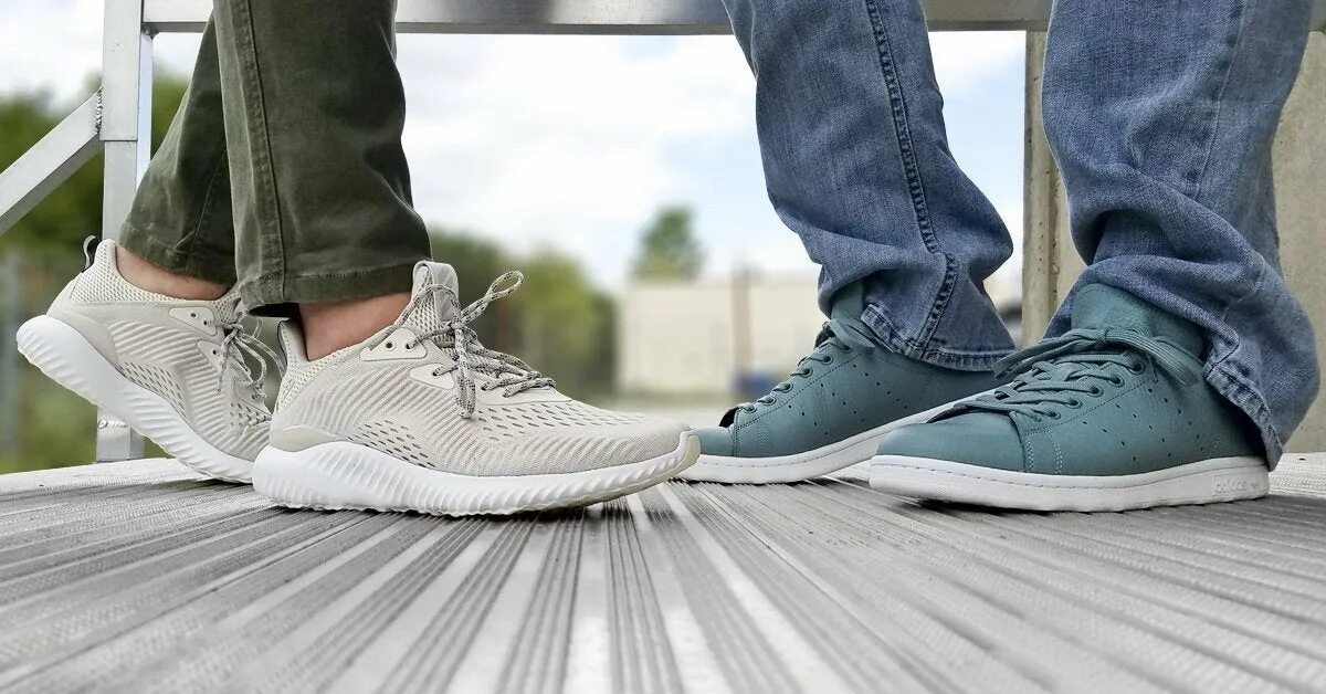 Мужчина завязывает шнурки. Shoes lifestyle. Nike air force 1 premium. Asics gel-lyte iii og sakura pink white men casual lifestyle. Shoes lifestyle.