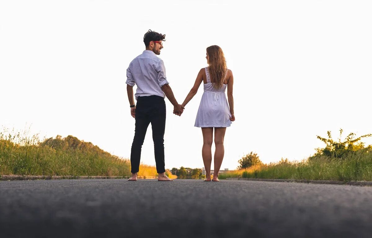 Go out with someone. Девочка держит вид сбоку. go out together. to go out with friends.