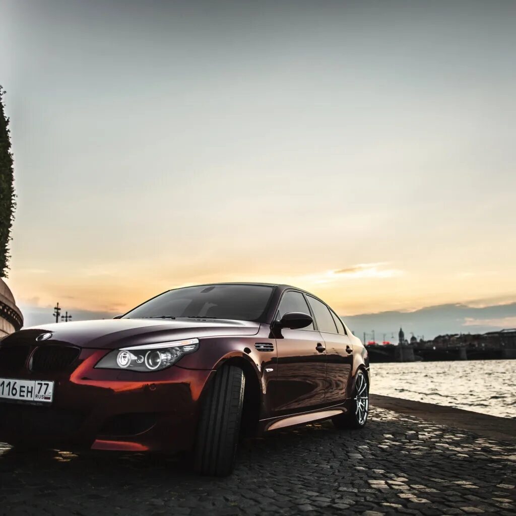 Телефон бмв е60. БМВ 5 е60. BMW m5 e60 тень.