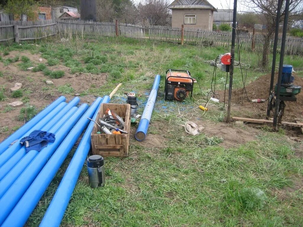 Бурение скважин участке воду. Бурение скважин под воду. Скважина на участке. Бурение скважины на участке. Бурение скважин под воду на даче.