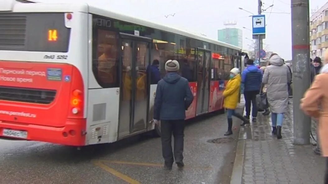 Повышение проезда в общественном. Люди в транспорте. Автобус. Пермские автобусы. Улучшенный общественный транспорт.